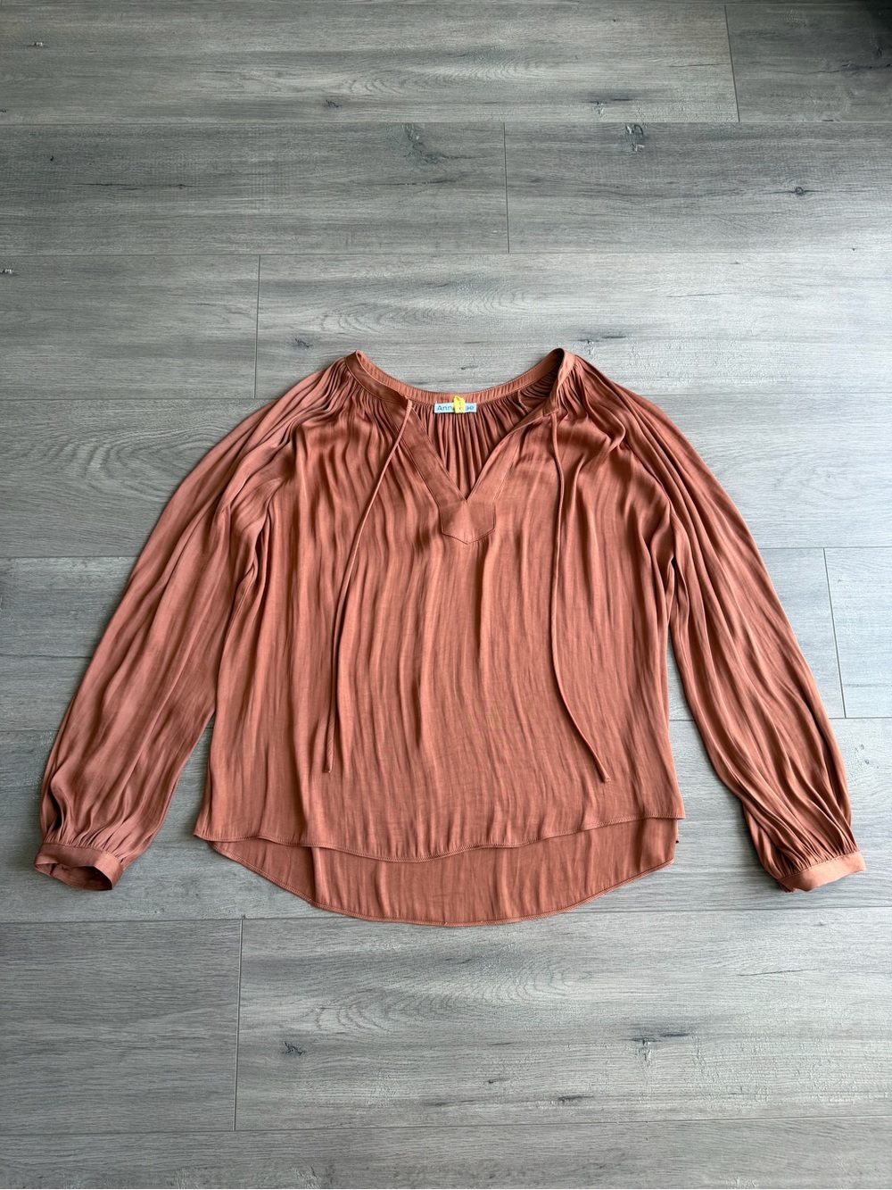 Anna Rae V neck copper/rust blouse - size small